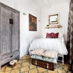 Interno di una piccola e accogliente camera da letto