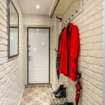Interno del corridoio di un edificio dell'era di Krusciov