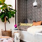 Interessante design a contrasto di una nicchia con un letto