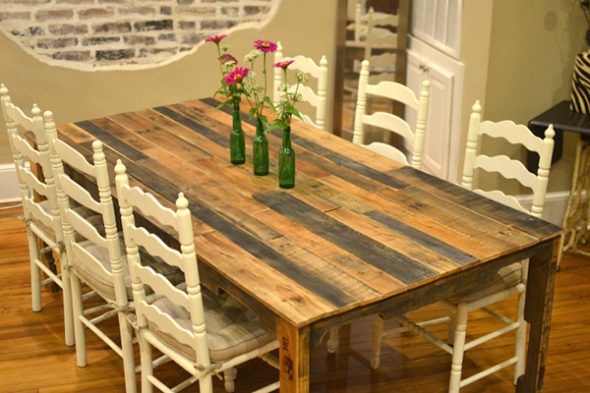 Un'opzione interessante per decorare un tavolo in legno
