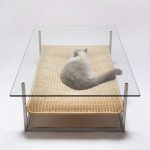 Una versione interessante di un tavolino da caffè con un letto per un gatto