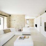 Utilizzo di mattoni all'interno di una stanza in stile minimalista