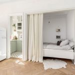 Utilizzo di una nicchia in un piccolo appartamento per installare un letto