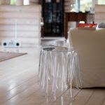 Il tavolino da caffè è chiamato "fantasma" per via del suo design insolito.