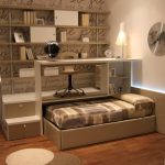 Letto estraibile compatto con podio per postazione di lavoro