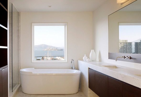 Combinazione di contrasti nell'interno del bagno