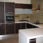 Bella e comoda cucina dopo la ristrutturazione