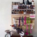 Bellissimo scaffale per spezie e utensili da cucina