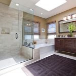 Bellissimo bagno con mobili in legno