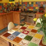 Bellissimo tavolo con piano in piastrelle
