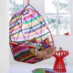 Sedia Cocoon realizzata in tessuto denso