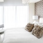 Letto e armadio a specchio per una piccola camera da letto
