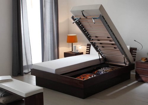 Letto con due parti sollevabili