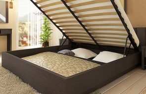 Letto con meccanismo di sollevamento