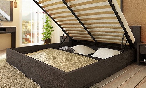 Letto con meccanismo di sollevamento
