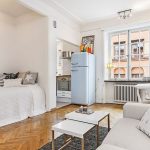 Un letto nascosto in una nicchia di un monolocale