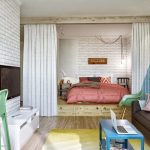 Letto nascosto in una nicchia di un monolocale in stile loft