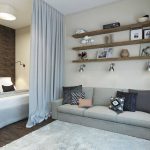Un letto nascosto in una nicchia di un monolocale