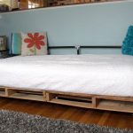 Letto fai da te con pallet di legno e tubi di metallo