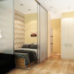 Un letto in soggiorno che può essere nascosto da occhi indiscreti dietro le porte