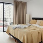 Il letto in stile minimalista ha una forma laconica