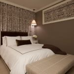Letto nell'angolo di una piccola camera da letto