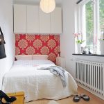 Letto nell'angolo di una piccola camera da letto