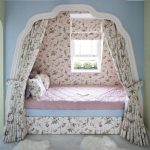 Letto in un angolo accogliente con una sola combinazione di colori