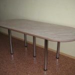 Tavolo da cucina su supporti metallici