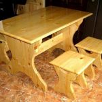 Tavolo con sgabelli in pino