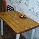 Tavolo con piano in legno verniciato in cucina