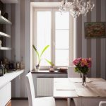 Tavolo quadrato per una piccola cucina moderna