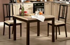 Tavolo quadrato all'interno della cucina
