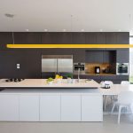 Cucina laconica con un minimo di decoro