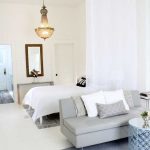 Tende leggere per separare il letto nel soggiorno