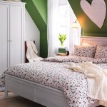 Piccola camera da letto al piano mansardato in stile provenzale