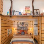 Piccola camera da letto con boiserie
