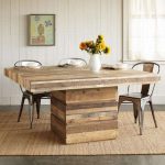 Tavolo in legno massiccio per la zona pranzo