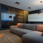 Gli arredi per un soggiorno minimalista dovrebbero avere forme geometriche e linee morbide.