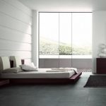 Camera da letto minimalista con elementi bordeaux