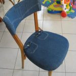 Copertura morbida per sedia in legno realizzata con vecchi jeans