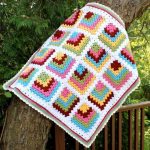 Una piccola coperta accogliente con un motivo interessante