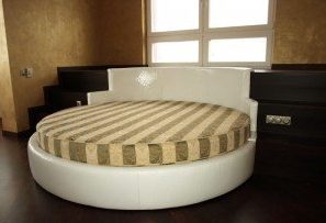 Letto a podio rotondo