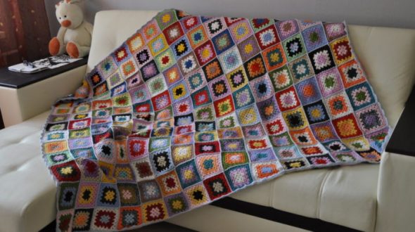 Coperta insolita fatta di quadrati multicolori