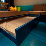 Una soluzione insolita: un divano su un podio con un letto estraibile