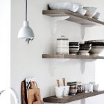 Mensole insolite per una cucina insolita
