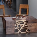 Design insolito di un tavolino da caffè con elementi traforati