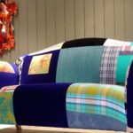 Divano originale realizzato con toppe di diversi colori