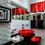 Armadio originale per il bagno nei toni del nero e del rosso