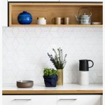 Mensole aperte come parte di un mobile da cucina